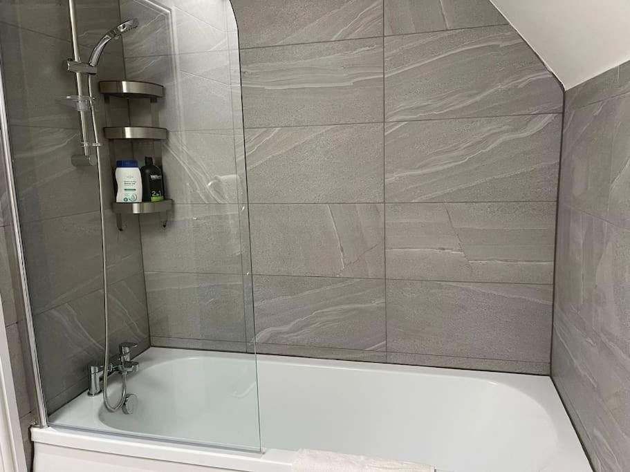 Orchid Lodge - Two Bed Generous Flat - Parking, Netflix, Wifi - Close To Blenheim Palace & Oxford - F4 Kidlington Luaran gambar