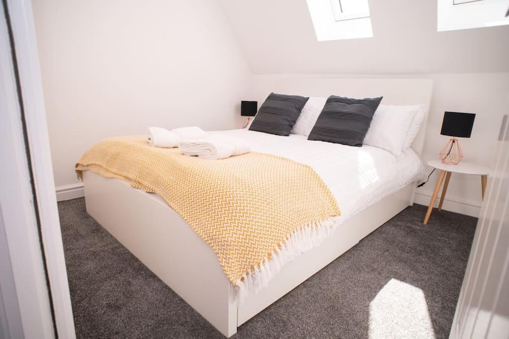 Orchid Lodge - Two Bed Generous Flat - Parking, Netflix, Wifi - Close To Blenheim Palace & Oxford - F4 Kidlington Luaran gambar