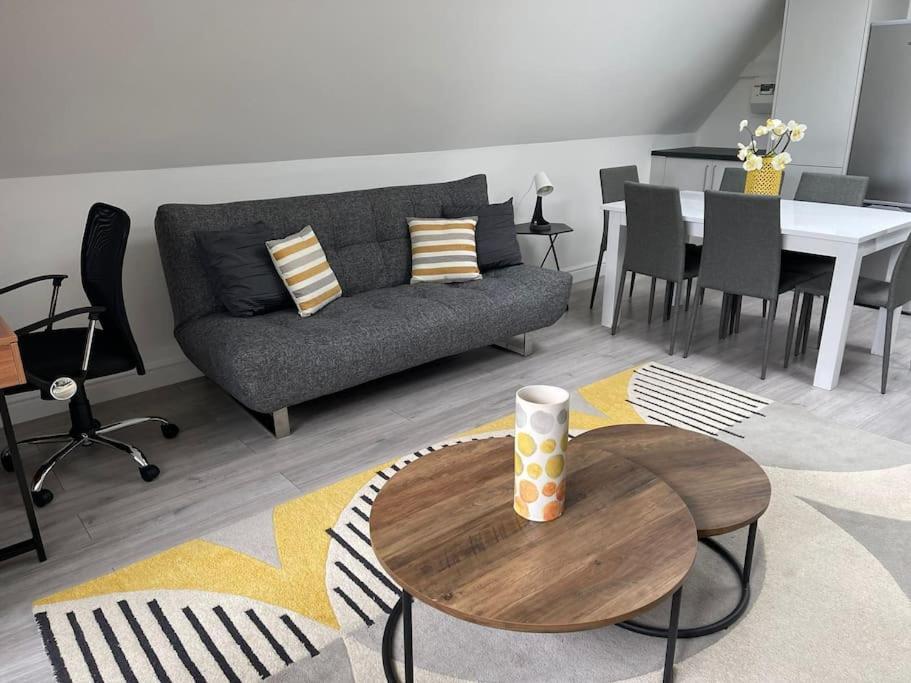 Orchid Lodge - Two Bed Generous Flat - Parking, Netflix, Wifi - Close To Blenheim Palace & Oxford - F4 Kidlington Luaran gambar