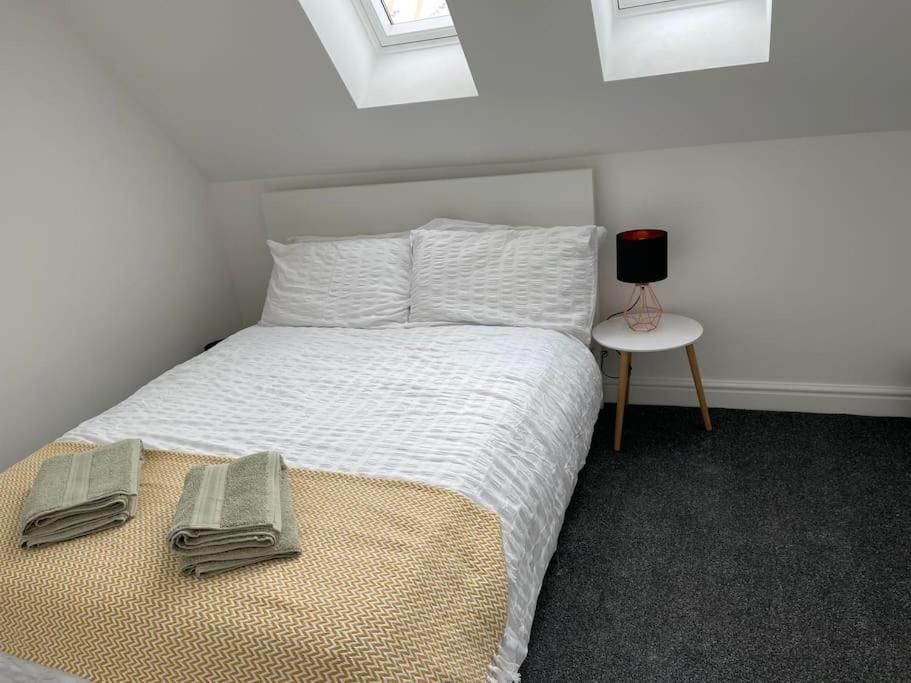 Orchid Lodge - Two Bed Generous Flat - Parking, Netflix, Wifi - Close To Blenheim Palace & Oxford - F4 Kidlington Luaran gambar