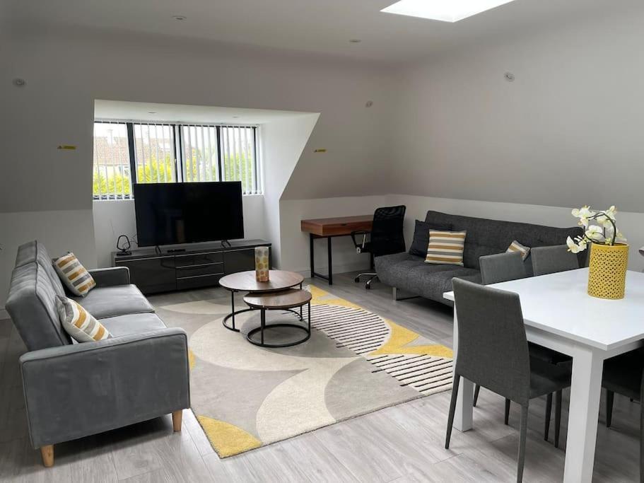 Orchid Lodge - Two Bed Generous Flat - Parking, Netflix, Wifi - Close To Blenheim Palace & Oxford - F4 Kidlington Luaran gambar