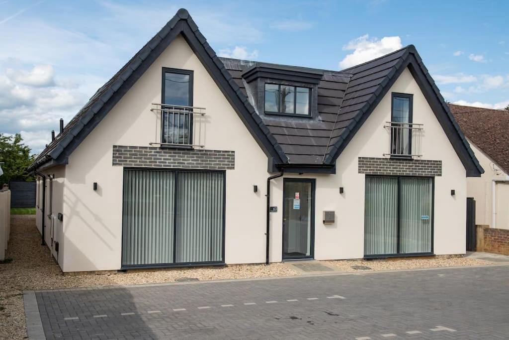 Orchid Lodge - Two Bed Generous Flat - Parking, Netflix, Wifi - Close To Blenheim Palace & Oxford - F4 Kidlington Luaran gambar