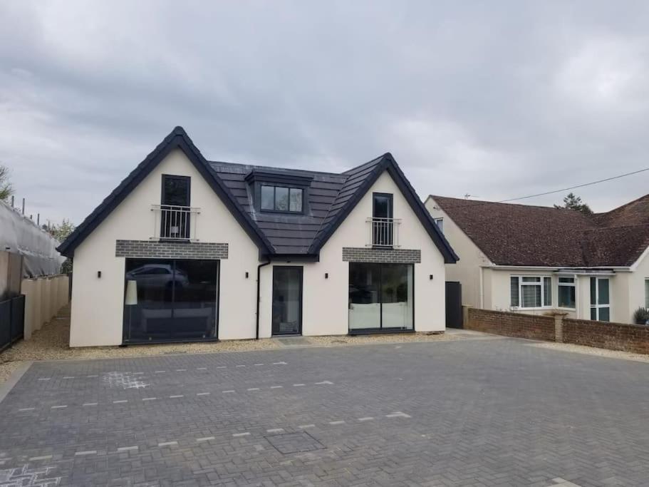 Orchid Lodge - Two Bed Generous Flat - Parking, Netflix, Wifi - Close To Blenheim Palace & Oxford - F4 Kidlington Luaran gambar