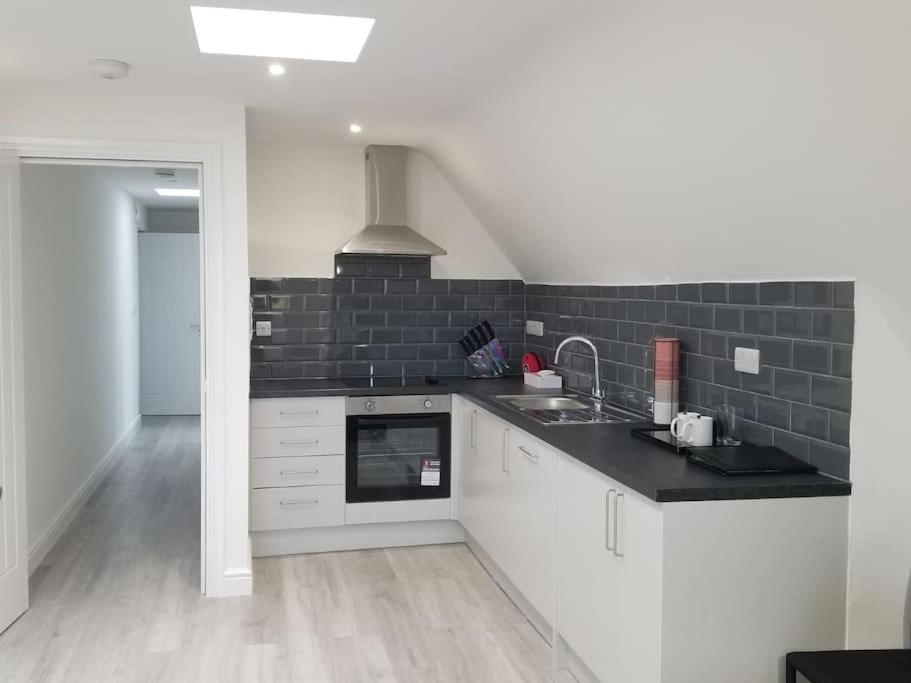 Orchid Lodge - Two Bed Generous Flat - Parking, Netflix, Wifi - Close To Blenheim Palace & Oxford - F4 Kidlington Luaran gambar