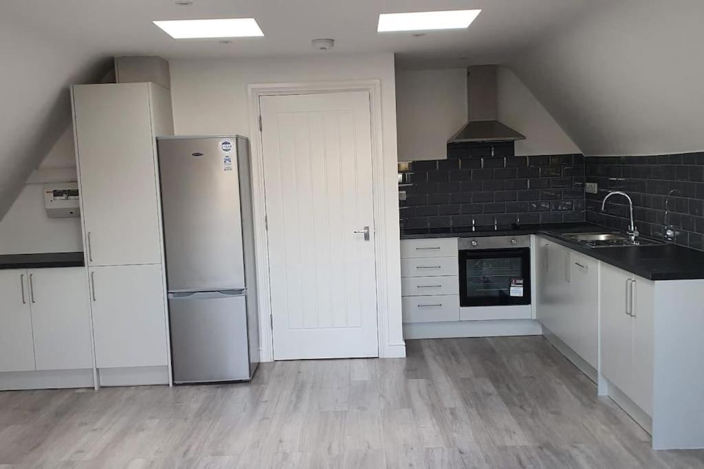 Orchid Lodge - Two Bed Generous Flat - Parking, Netflix, Wifi - Close To Blenheim Palace & Oxford - F4 Kidlington Luaran gambar