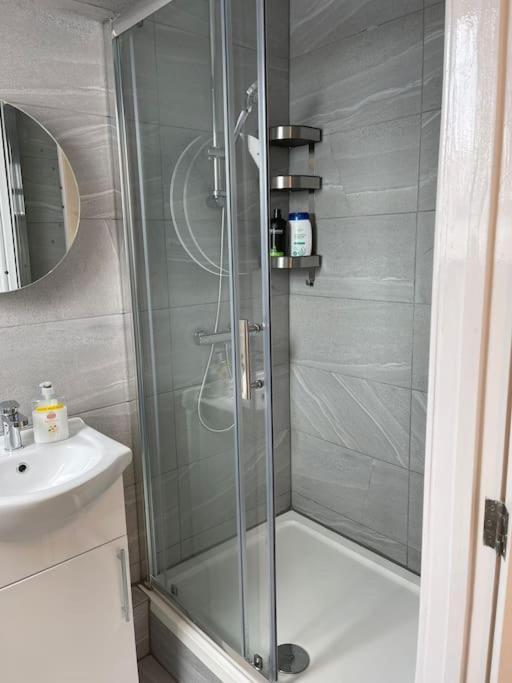 Orchid Lodge - Two Bed Generous Flat - Parking, Netflix, Wifi - Close To Blenheim Palace & Oxford - F4 Kidlington Luaran gambar