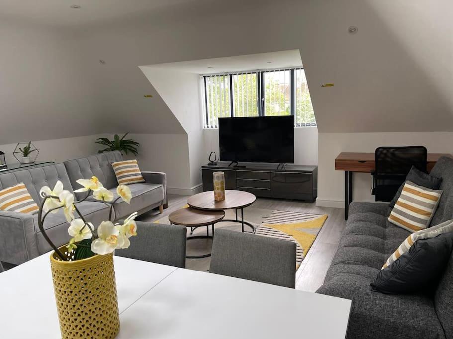 Orchid Lodge - Two Bed Generous Flat - Parking, Netflix, Wifi - Close To Blenheim Palace & Oxford - F4 Kidlington Luaran gambar