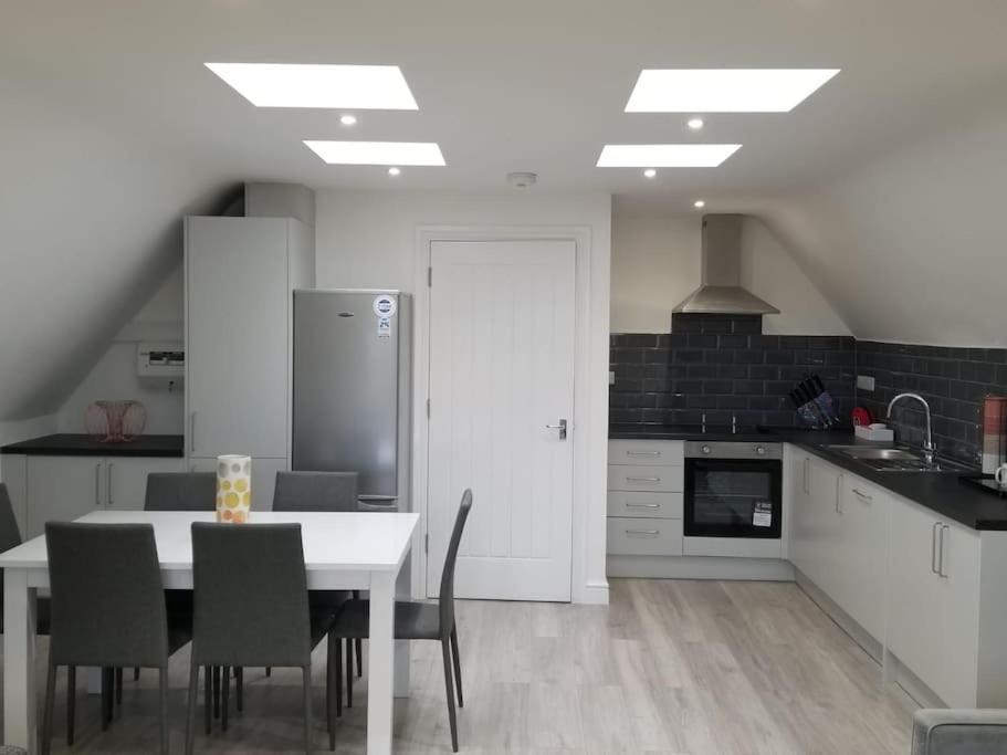 Orchid Lodge - Two Bed Generous Flat - Parking, Netflix, Wifi - Close To Blenheim Palace & Oxford - F4 Kidlington Luaran gambar