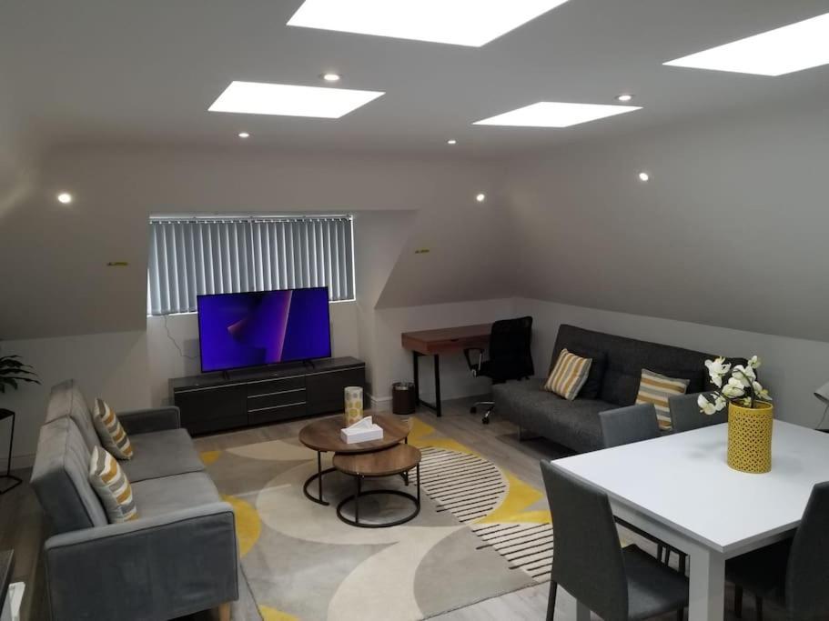 Orchid Lodge - Two Bed Generous Flat - Parking, Netflix, Wifi - Close To Blenheim Palace & Oxford - F4 Kidlington Luaran gambar