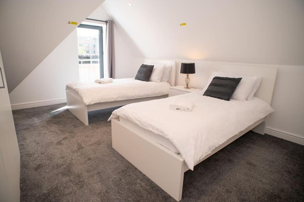 Orchid Lodge - Two Bed Generous Flat - Parking, Netflix, Wifi - Close To Blenheim Palace & Oxford - F4 Kidlington Luaran gambar
