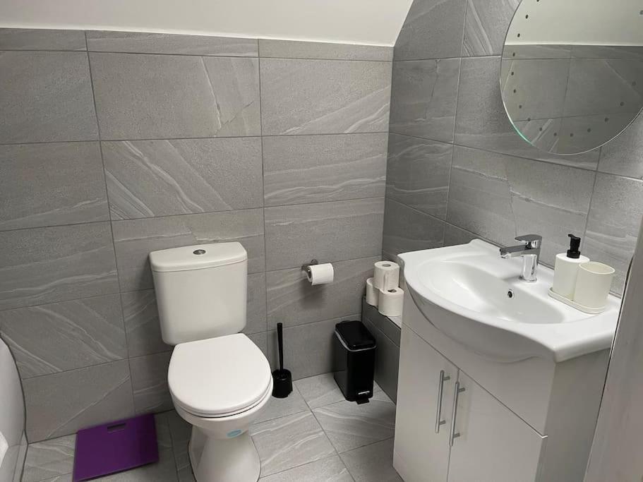 Orchid Lodge - Two Bed Generous Flat - Parking, Netflix, Wifi - Close To Blenheim Palace & Oxford - F4 Kidlington Luaran gambar