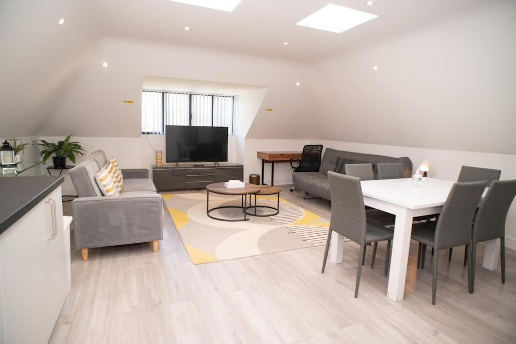 Orchid Lodge - Two Bed Generous Flat - Parking, Netflix, Wifi - Close To Blenheim Palace & Oxford - F4 Kidlington Luaran gambar