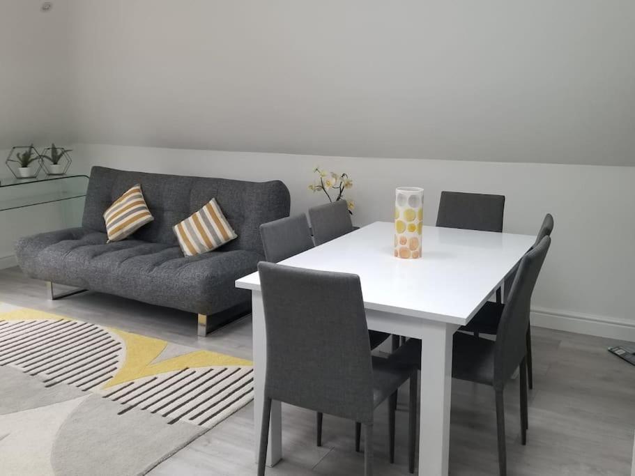 Orchid Lodge - Two Bed Generous Flat - Parking, Netflix, Wifi - Close To Blenheim Palace & Oxford - F4 Kidlington Luaran gambar