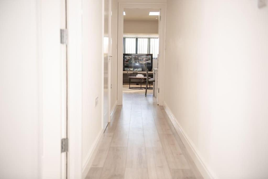 Orchid Lodge - Two Bed Generous Flat - Parking, Netflix, Wifi - Close To Blenheim Palace & Oxford - F4 Kidlington Luaran gambar