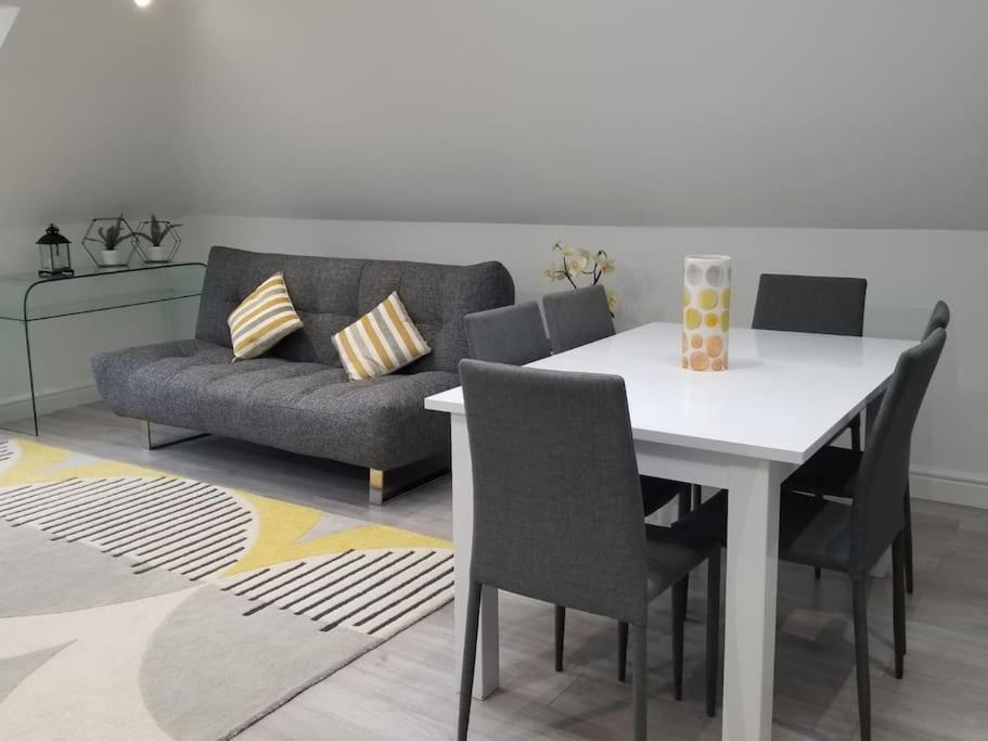 Orchid Lodge - Two Bed Generous Flat - Parking, Netflix, Wifi - Close To Blenheim Palace & Oxford - F4 Kidlington Luaran gambar
